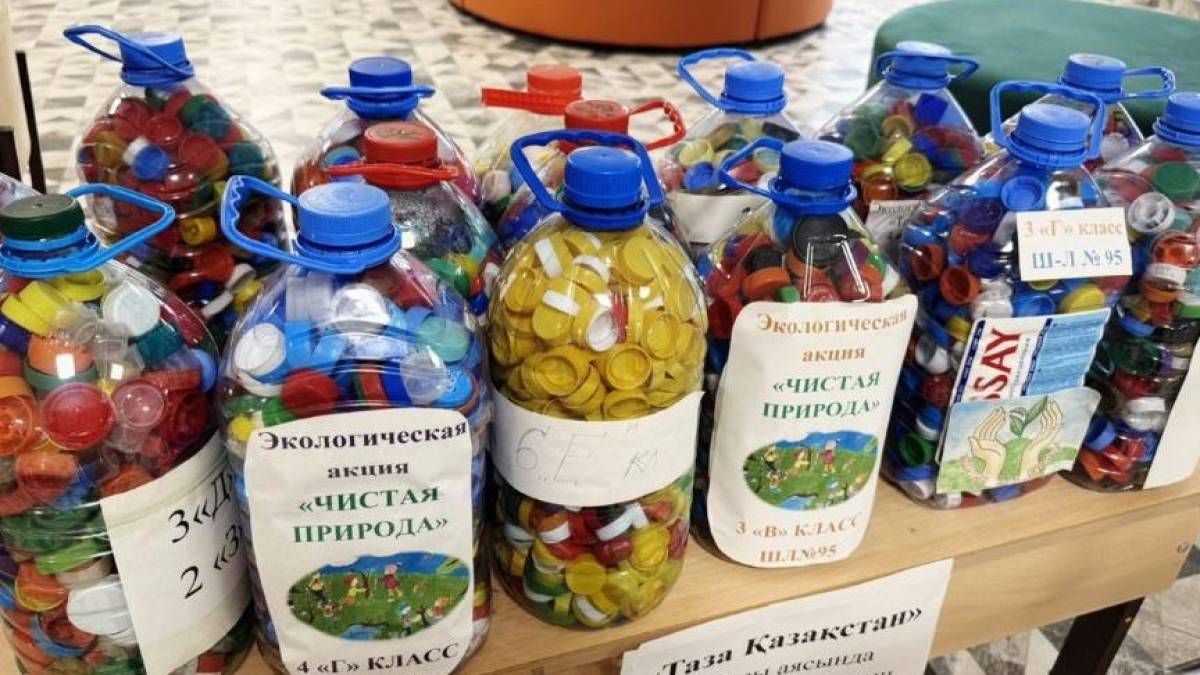 Астаналық оқушылар әлеуметтік экологиялық акцияға қатысып жатыр