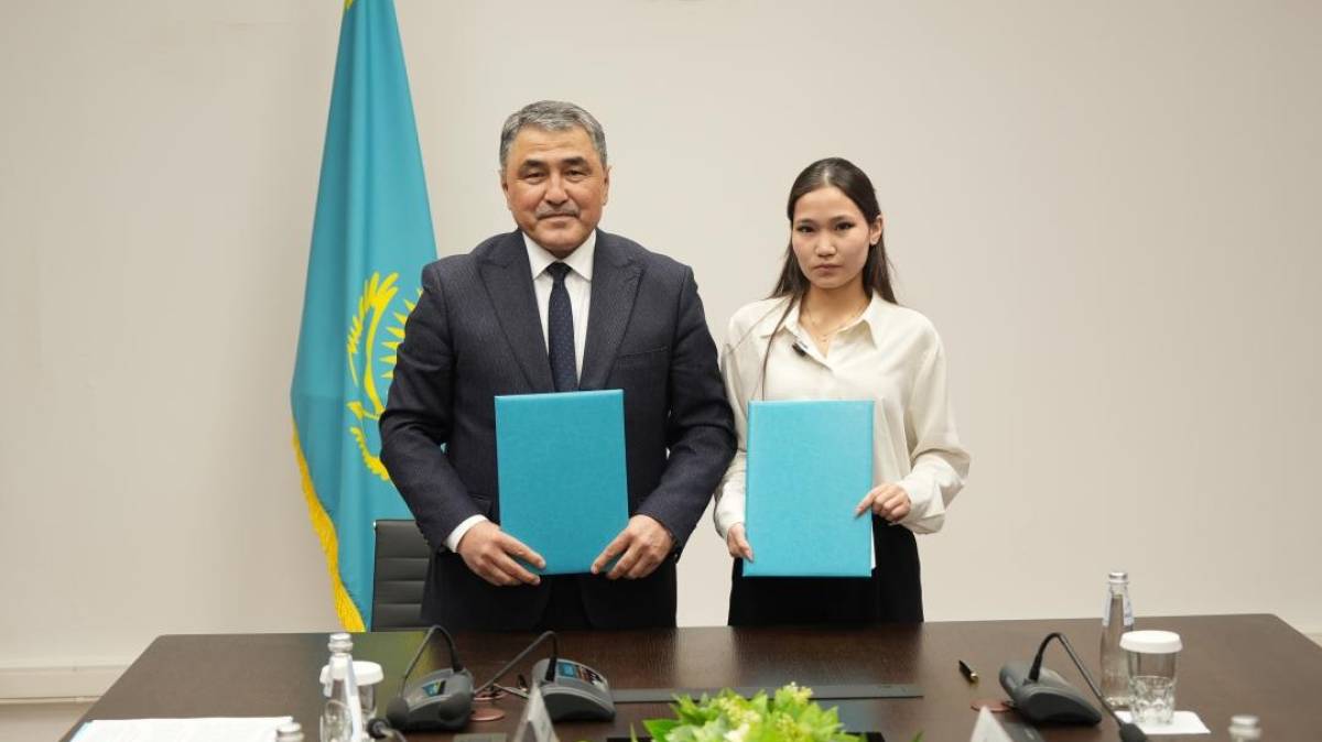 Министр ауадан су жинауға арналған ғылыми жоба авторымен кездесті