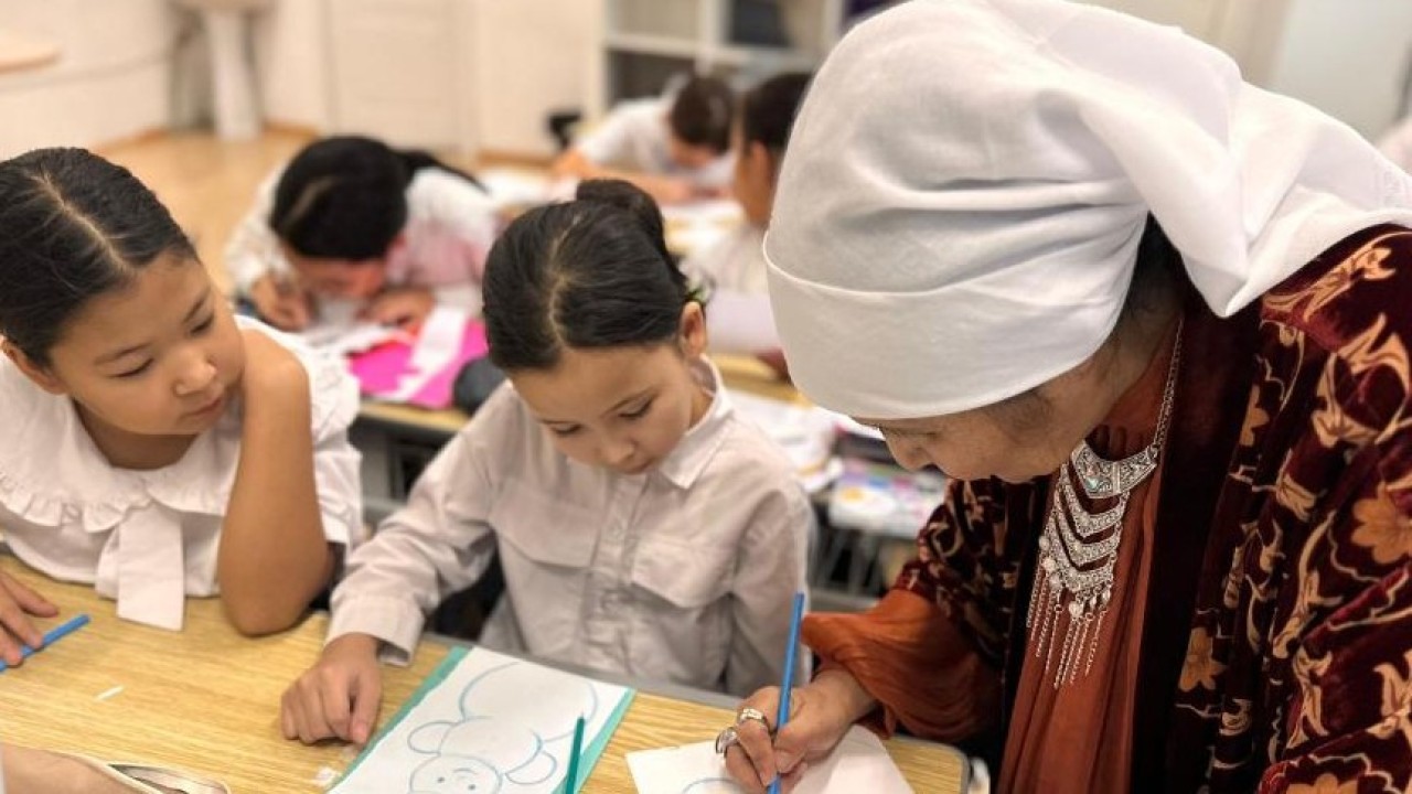 Астаналық әжелер оқушыларға жаңажылдық ойыншықтар жасауды үйретті