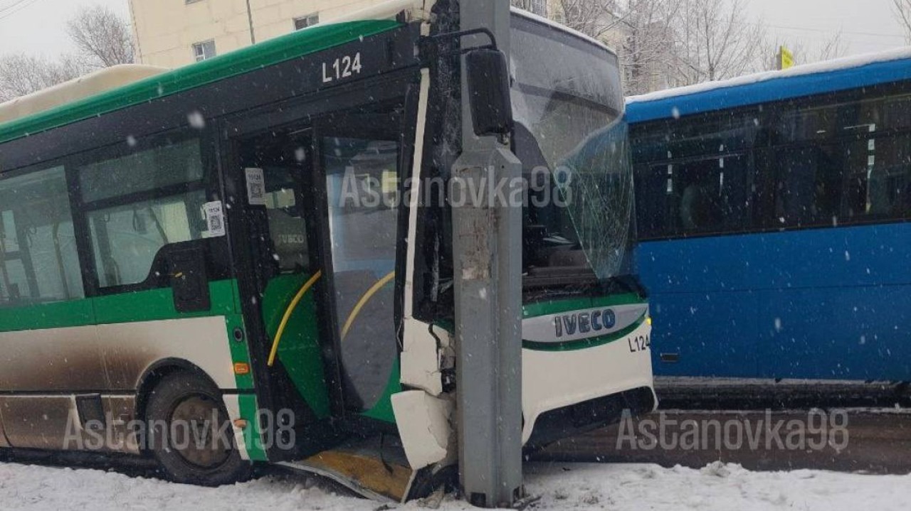 Астанада автобус жарық бағанына соғылды