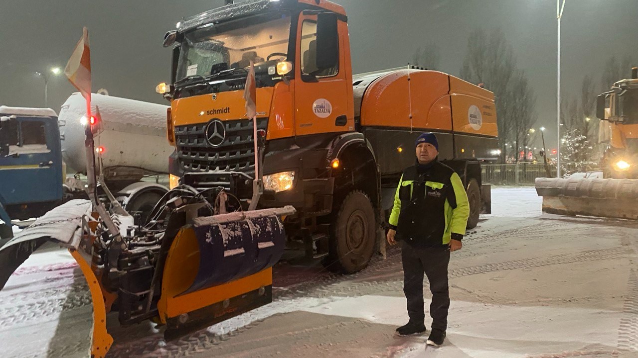 «Нағыз ерлердің ісі»: «Астана Тазалық» машинисі түнгі ауысымдағы жұмысын көрсетті (ФОТО)