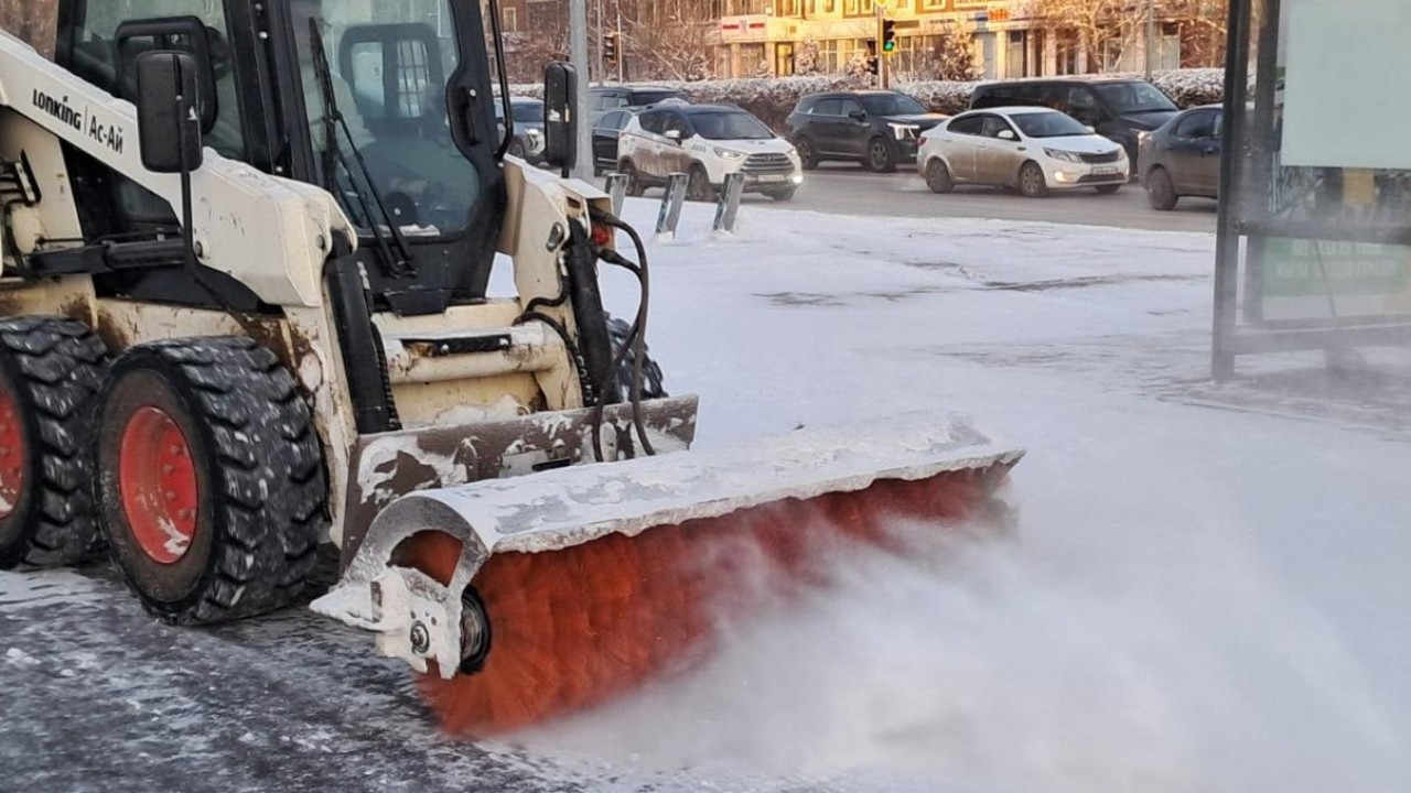 Бір түнде 23 мың текше метрден астам қар шығарылды: Астанада қар күреу жұмыстары үздіксіз жүргізіліп жатыр (ВИДЕО)