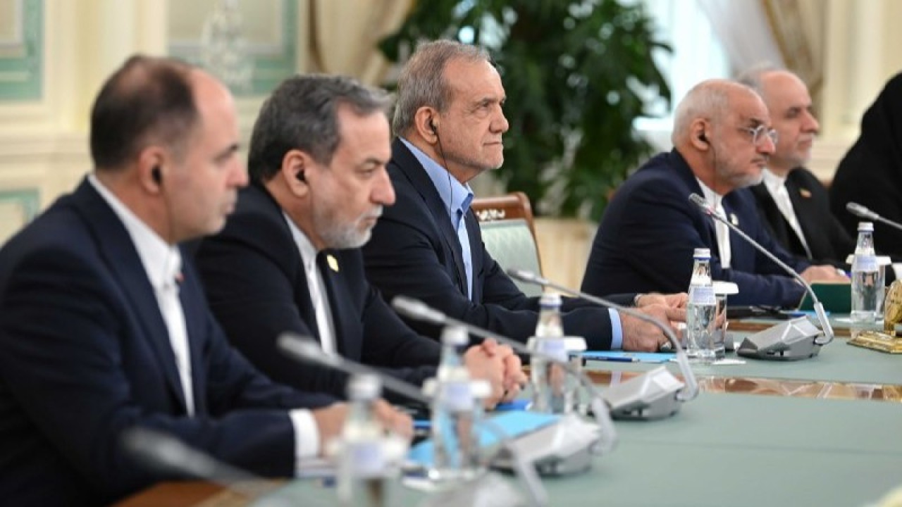 Иран делегациясы Қазақстан тарихына қатысты бірқатар құнды ескі қолжазбаның көшірмесін алып келді