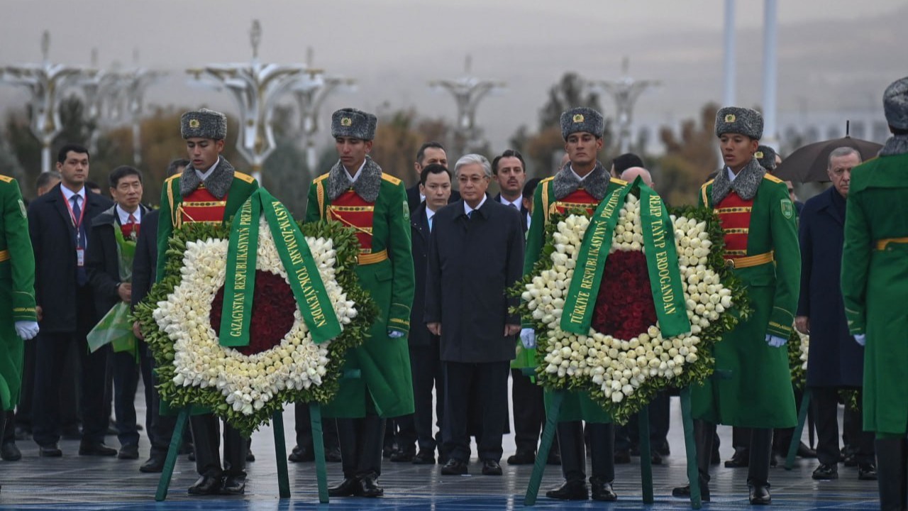 Мемлекет басшысы Бейтараптық монументіне гүл шоғын қойды