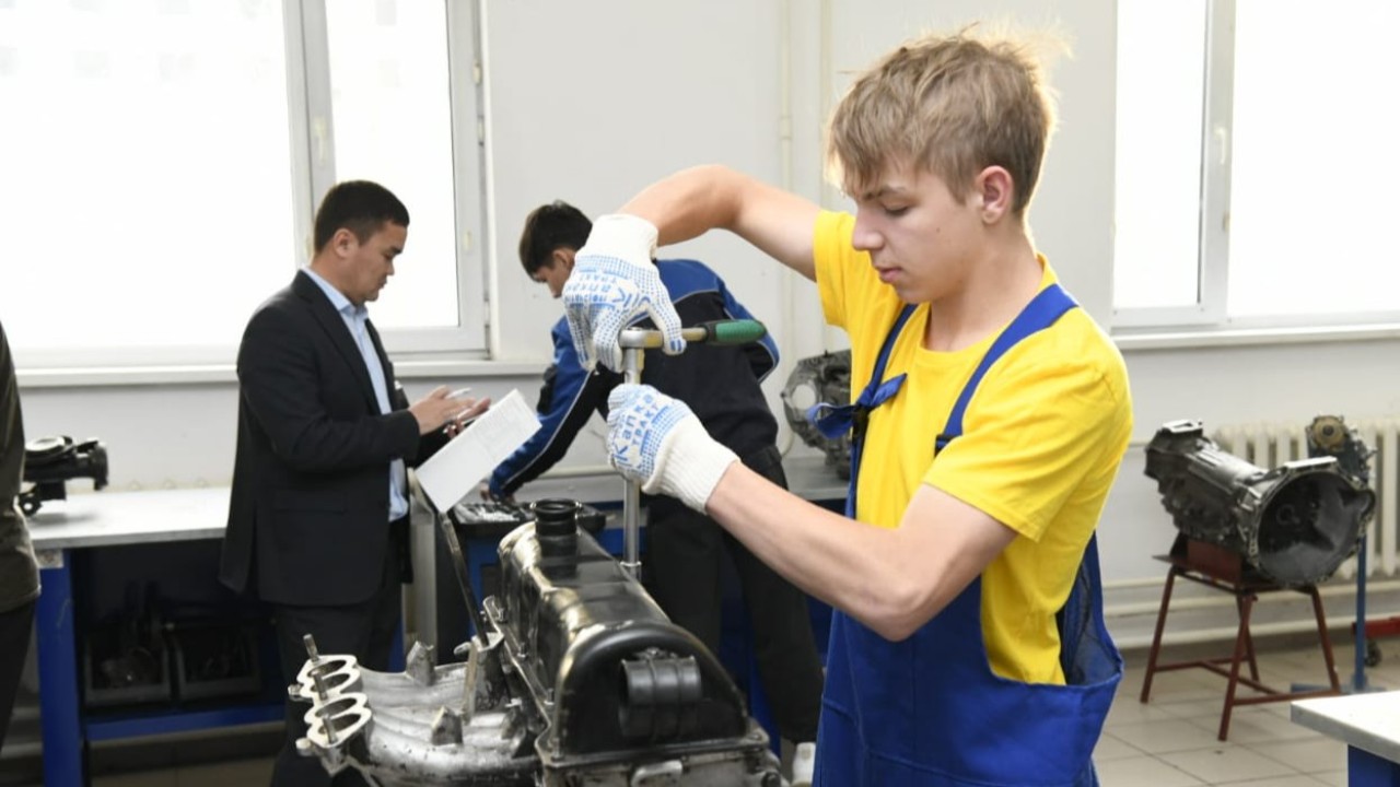 Жұмысшы мамандықтар жылы: елордалық колледж студенттері арасынан үздік слесарь анықталды