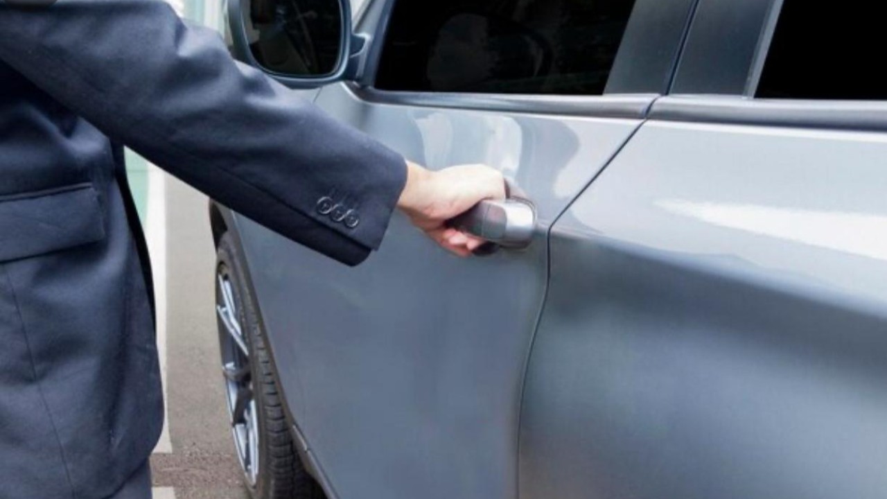 Астанада такси жүргізушісі жолаушының пәтерін тонады