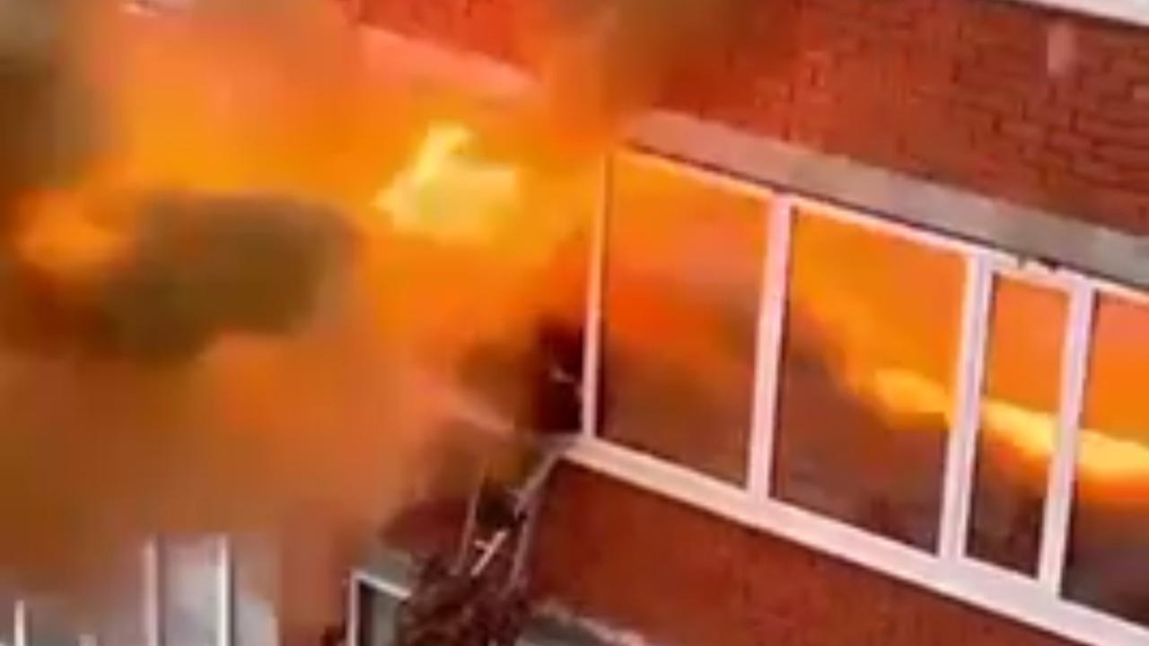 Оралдағы көпқабатты үйде газ жарылып, қызыл жалын терезені ұшырып әкетті