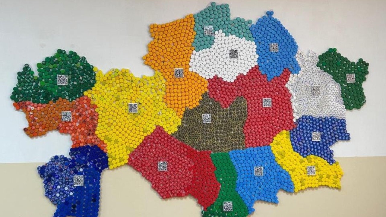 «Таза Қазақстан»: астаналық оқушылар 7 мың қақпақтан Қазақстанның экокартасын жасады