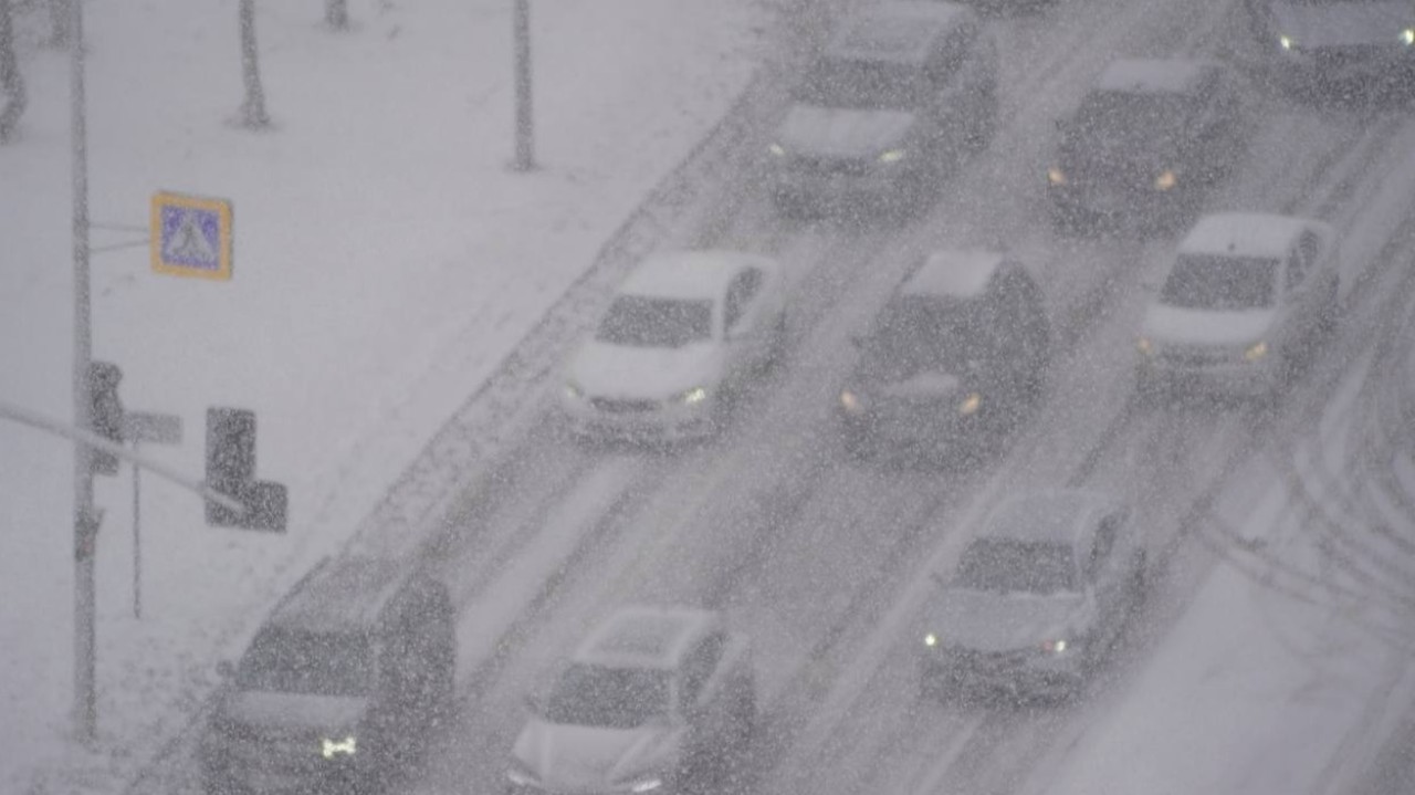 Аяз, көктайғақ және қатты жел: бас травматолог елорда тұрғындарын сақ болуға шақырады