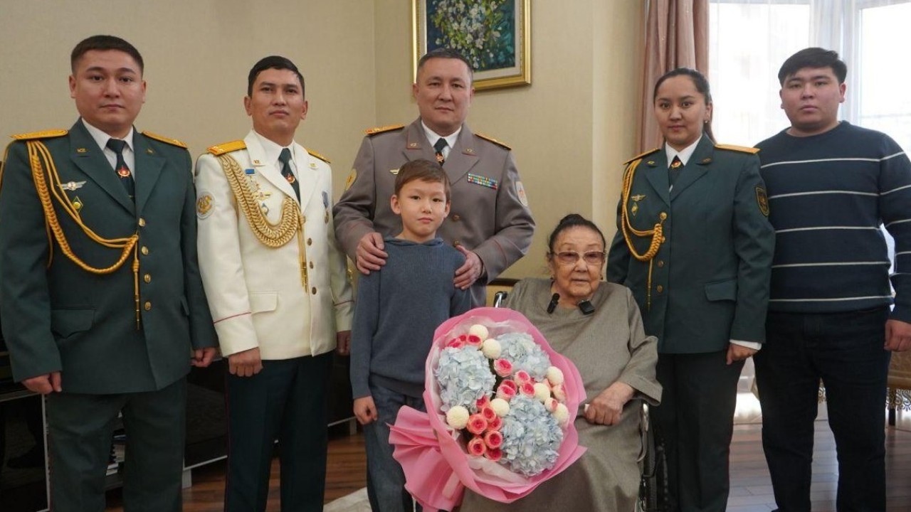 Алматыда әскери қызметшілер Бибігүл Төлегенованы туған күнімен құттықтады