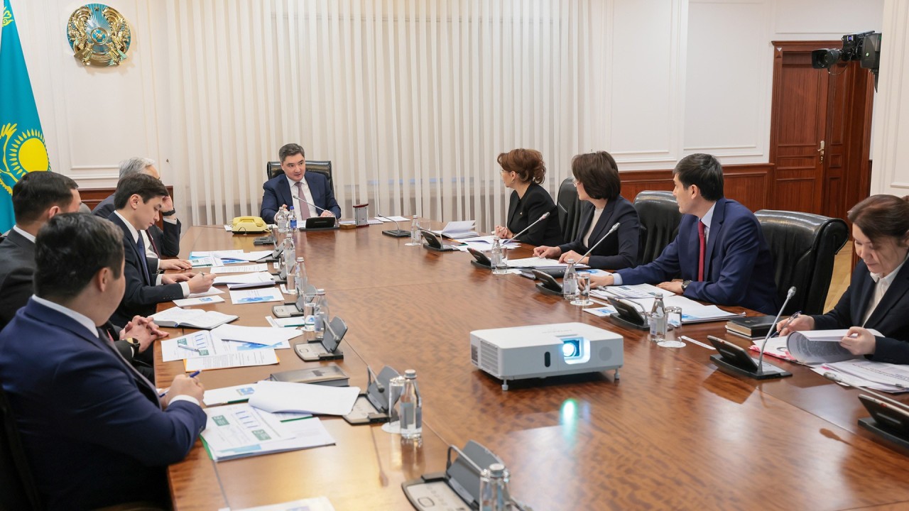 Бектенов денсаулық сақтау саласын цифрландыру және қаржылық тәртіп мәселесі бойынша кеңес өткізді