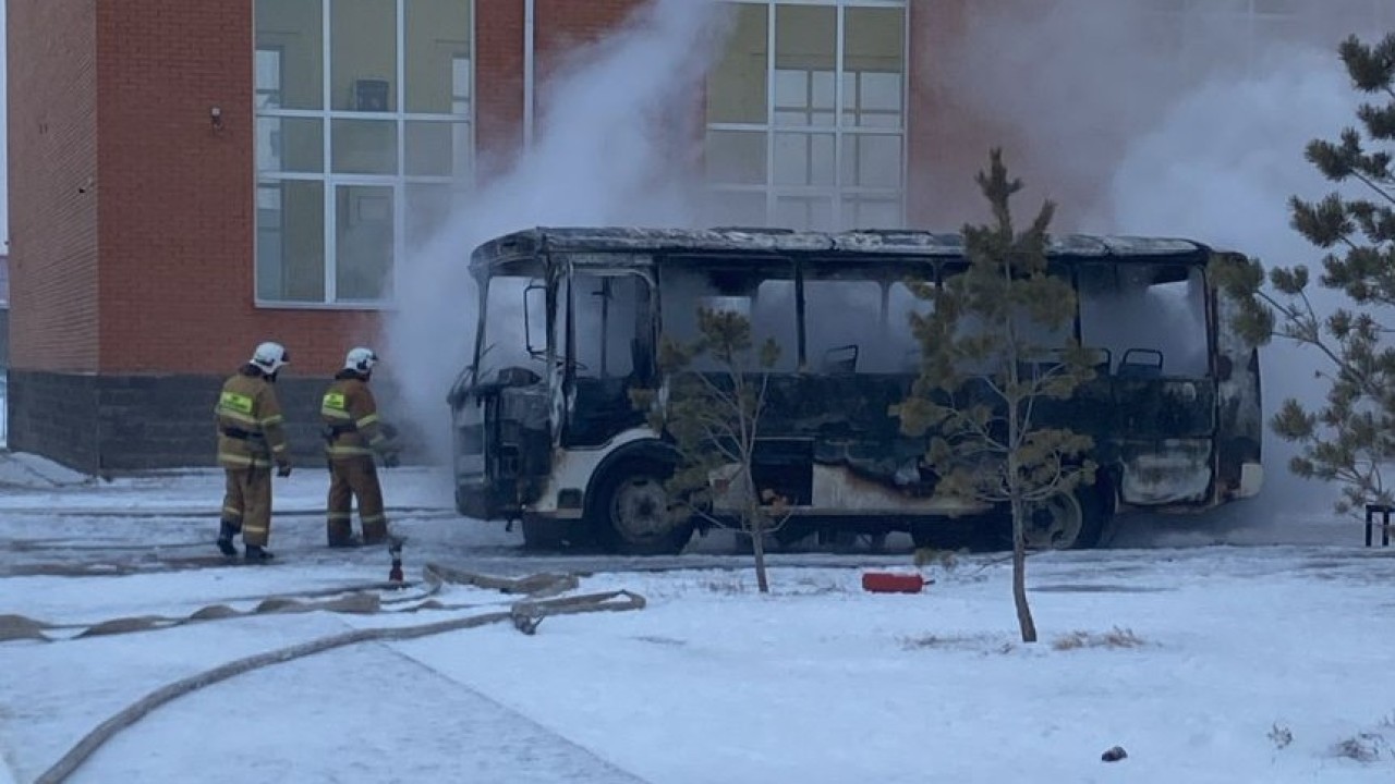 Қосшыдағы мектеп аумағында автобус өртенді