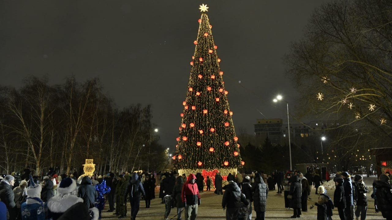 Астанада бір мезетте 40-тан астам шыршаның шамы жағылды