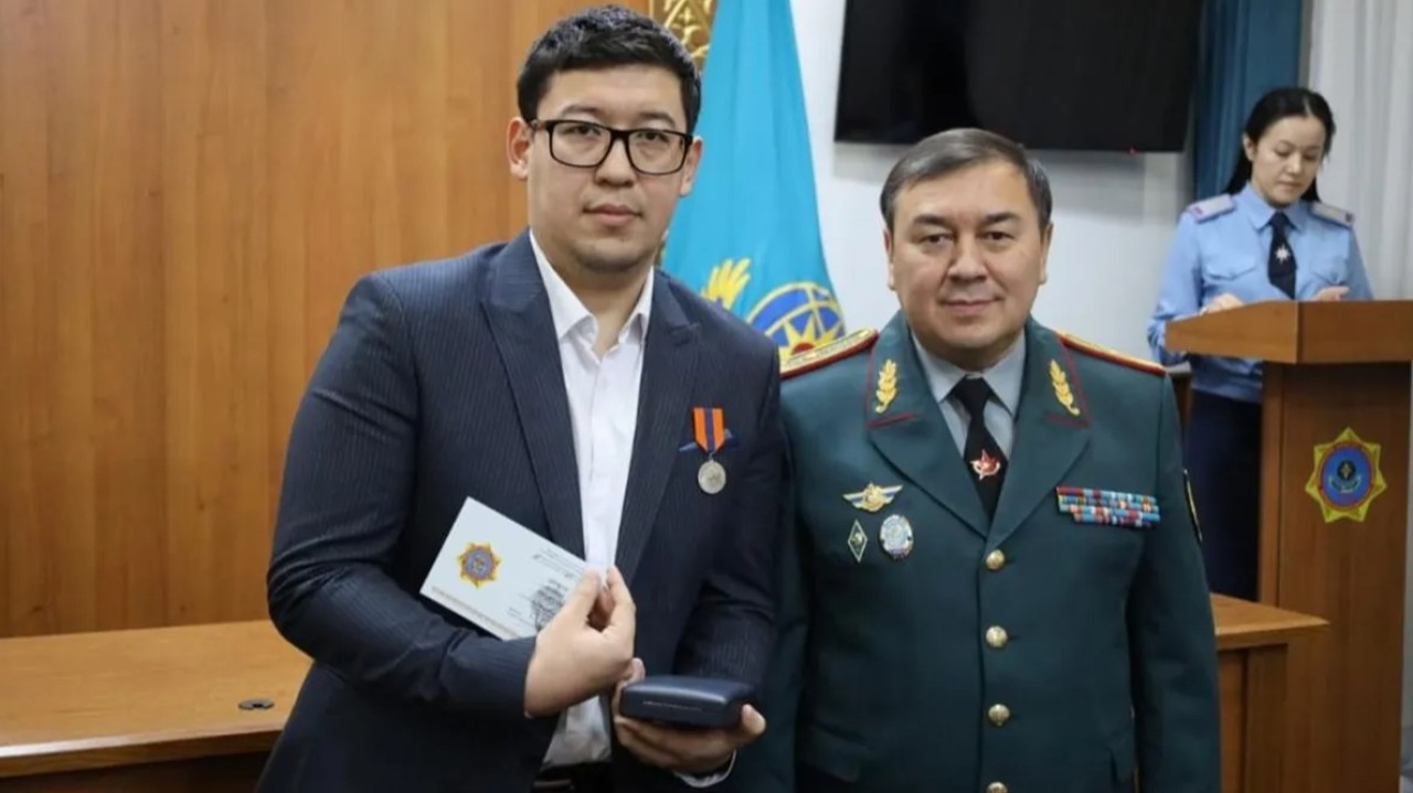 «Көмек сұраған дауысты естіген»: Астанада мұз астына түсіп кеткен адамды құтқарған азамат марапатталды