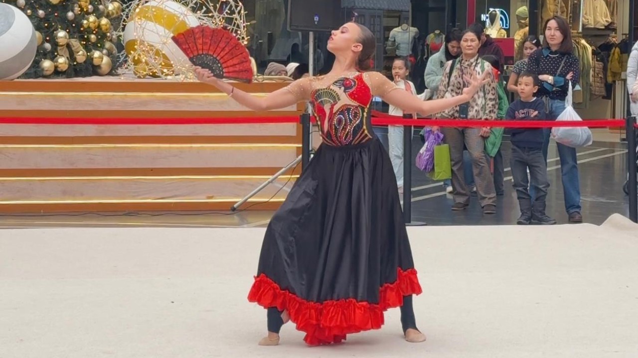 Елордада «Хан Шатыр» сауда орталығында көркем гимнастикадан ашық фестиваль өтті