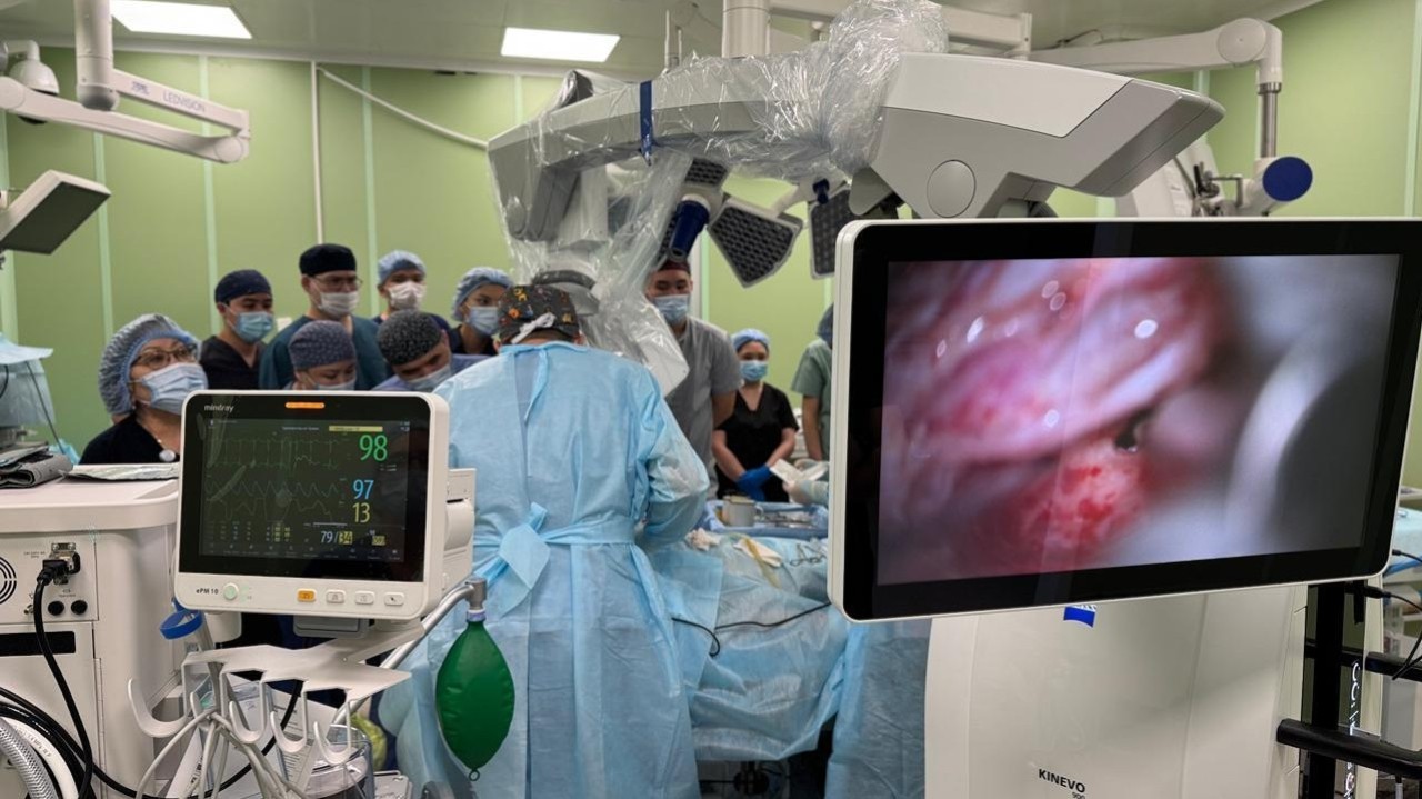 Қарағандыда есту қабілеті бұзылған балаға алғаш рет кохлеарлық имплантация жасалды