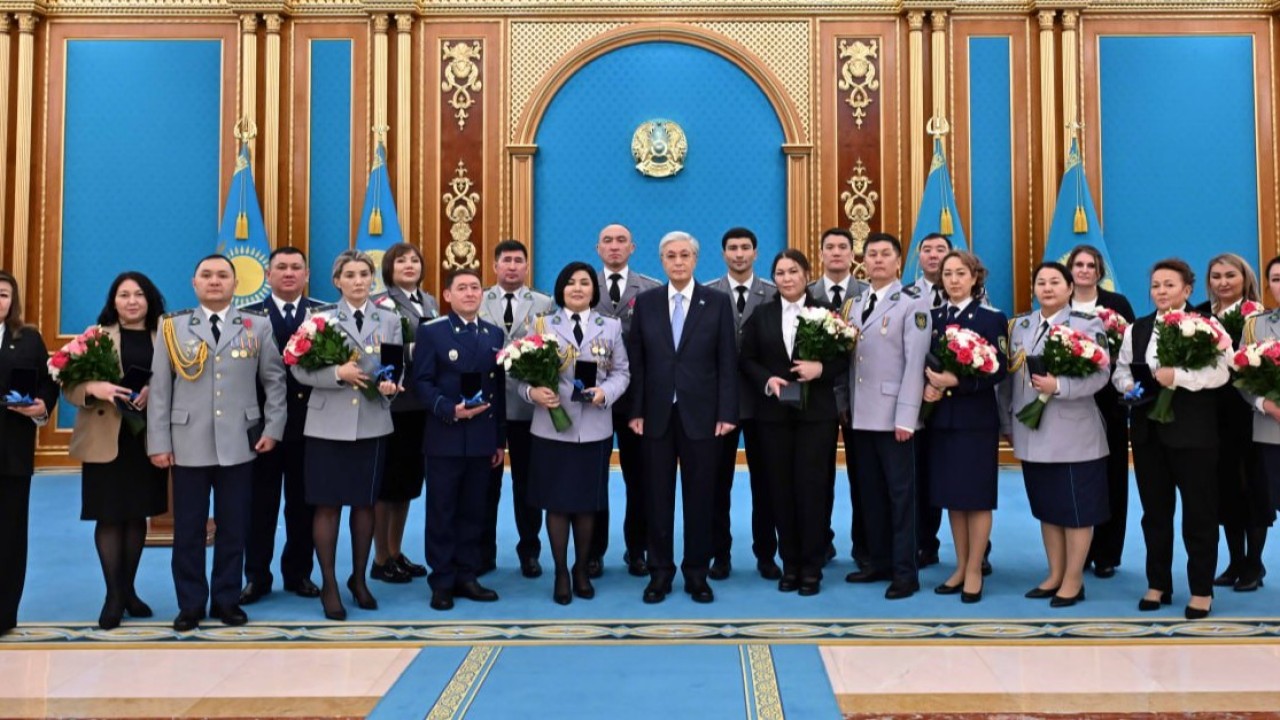 Президент Қасым-Жомарт Тоқаев Бас прокуратура, Мемлекеттік күзет қызметі, Ішкі істер министрлігі қызметкерлеріне пәтер кілтін табыстады