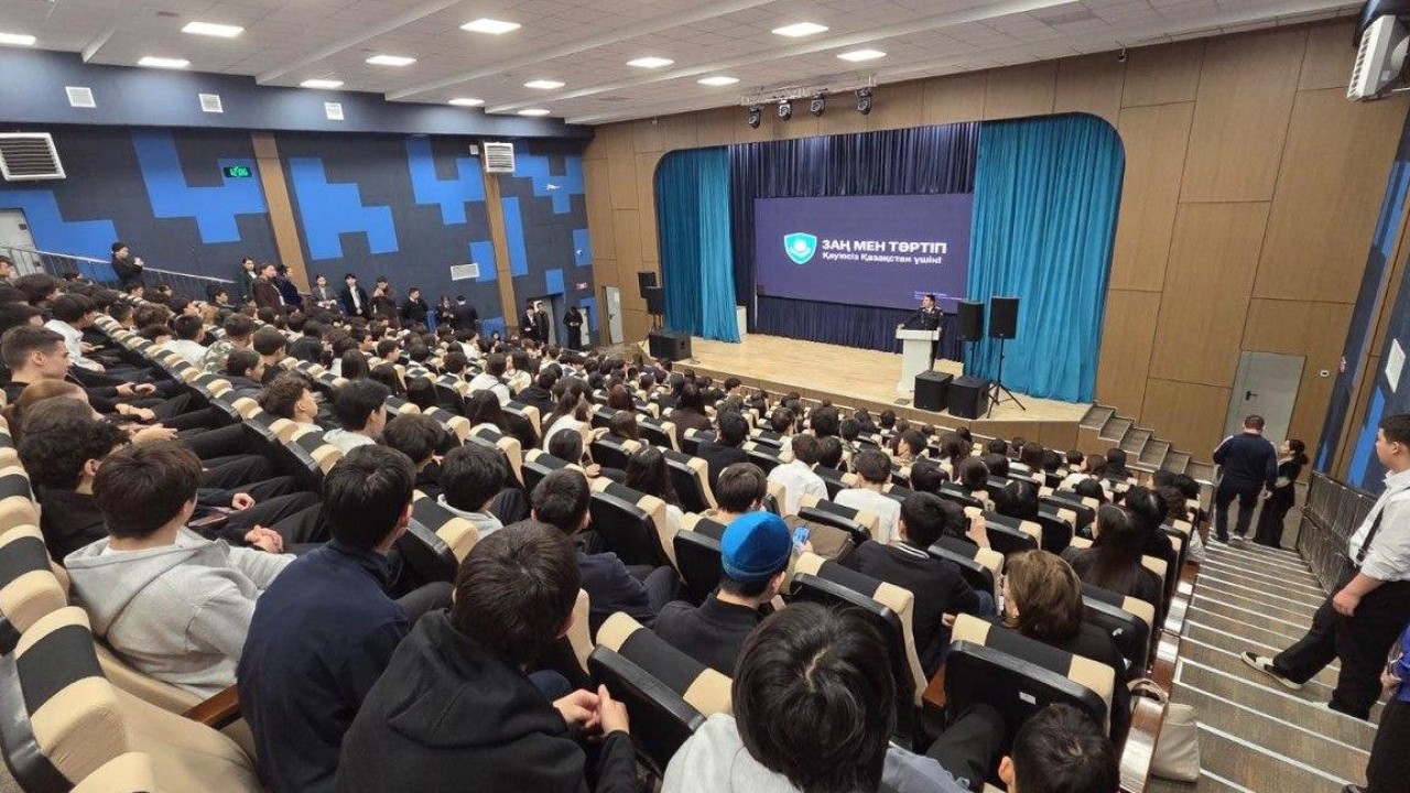 Дипфейктер, дропперлер, алаяқтар: елордалық оқушыларға цифрлық қауіпсіздік туралы айтылды