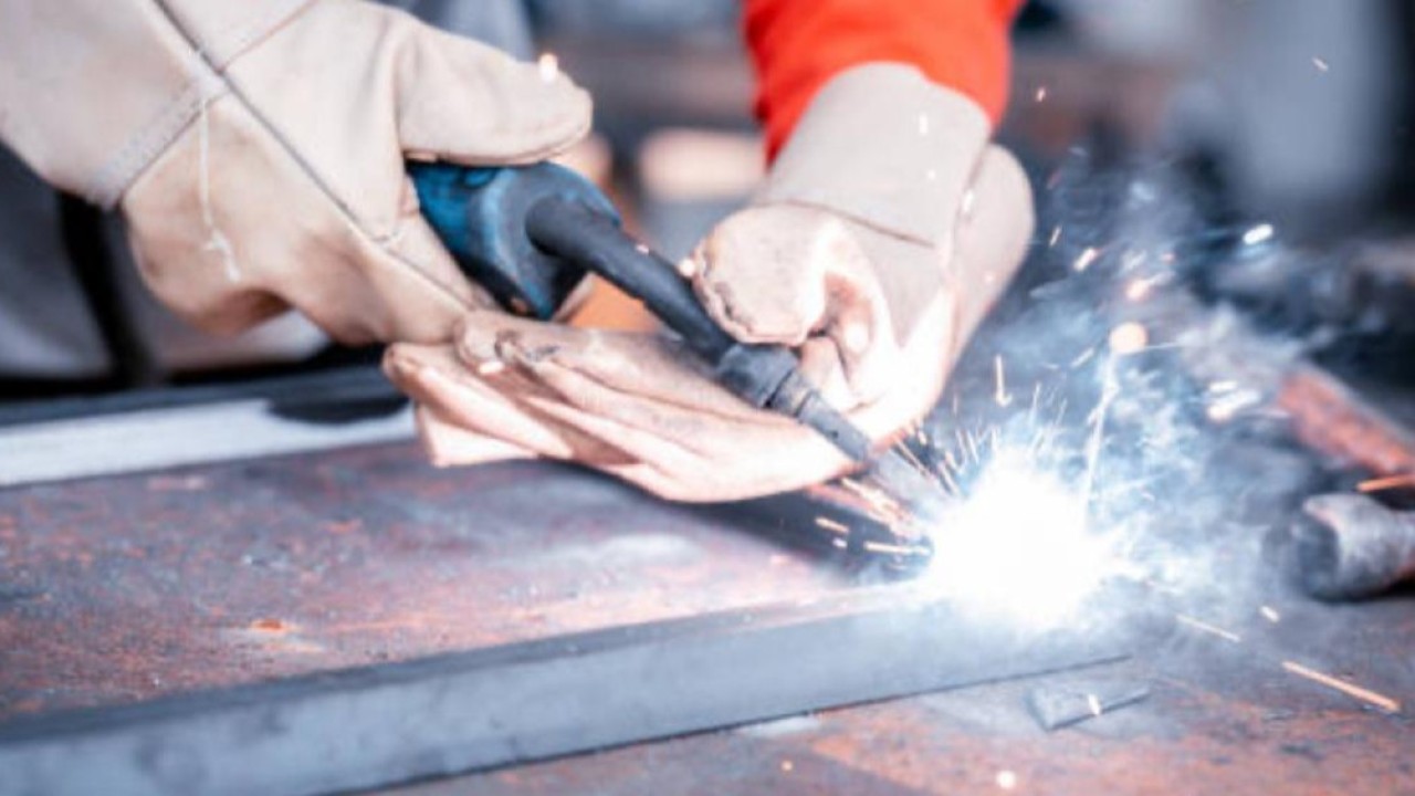 Астаналық бойжеткен JOLTAP жобасы аясында электргазбен дәнекерлеуші мамандығын тегін меңгеріп жатыр