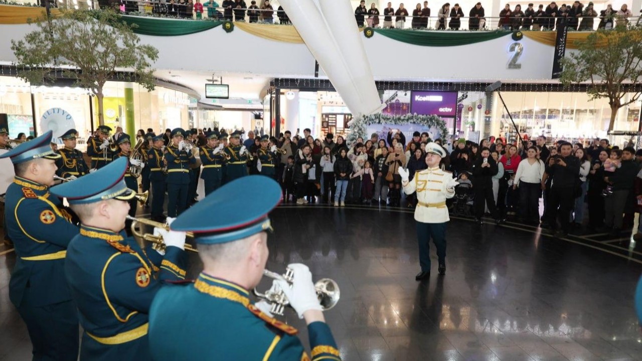 Ұлттық ұлан сарбаздары елордалықтарға жаңажылдық тосынсый жасады