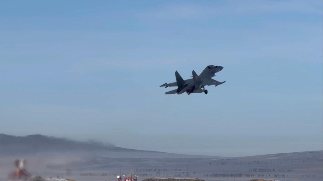 Бауыржан Момышұлына – 115 жыл: әскери ұшқыштар оқу-жаттығу ұшуларын даңқты қолбасшыға арнады