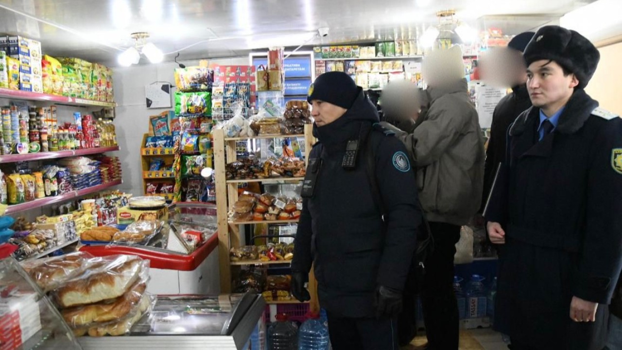 Астанада лицензиясыз ішімдік сатқан дүкен иесіне айыппұл салынды