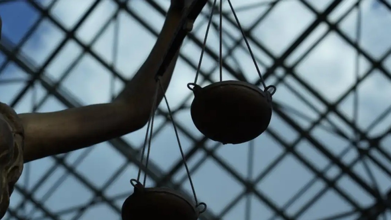 Астанада көпқабатты үйден су толы пакет лақтырғандарға қатысты сот өтті