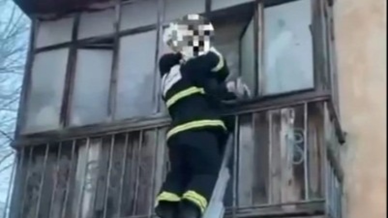 Өрт сөндірушілер өртеніп жатқан үйден 17 адамды аман алып шықты – ВИДЕО