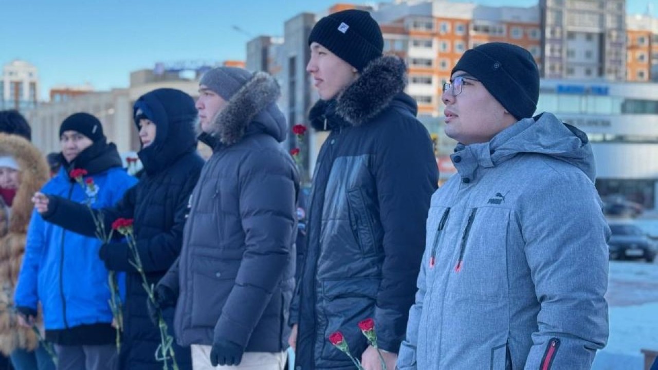 Астанадағы Бауыржан Момышұлының ескерткішіне гүл шоқтары қойылды