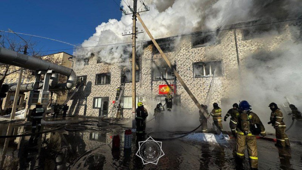 Елордалық өрт сөндірушілер үш қабатты ғимараттағы өртті оқшаулады