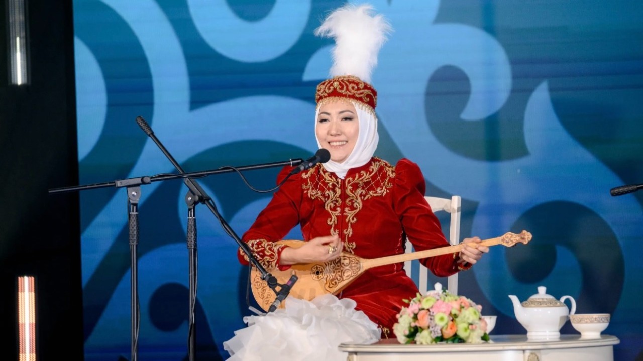 «7 жыл үзілістен кейін айтысқа шықтым»: Сара Тоқтамыс 2025 жылдың ерекше сәттерін айтты