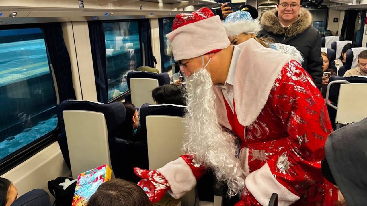 Пойыздарда Аяз ата мен Ақшақар жолаушыларды Жаңа жылмен құттықтап жүр