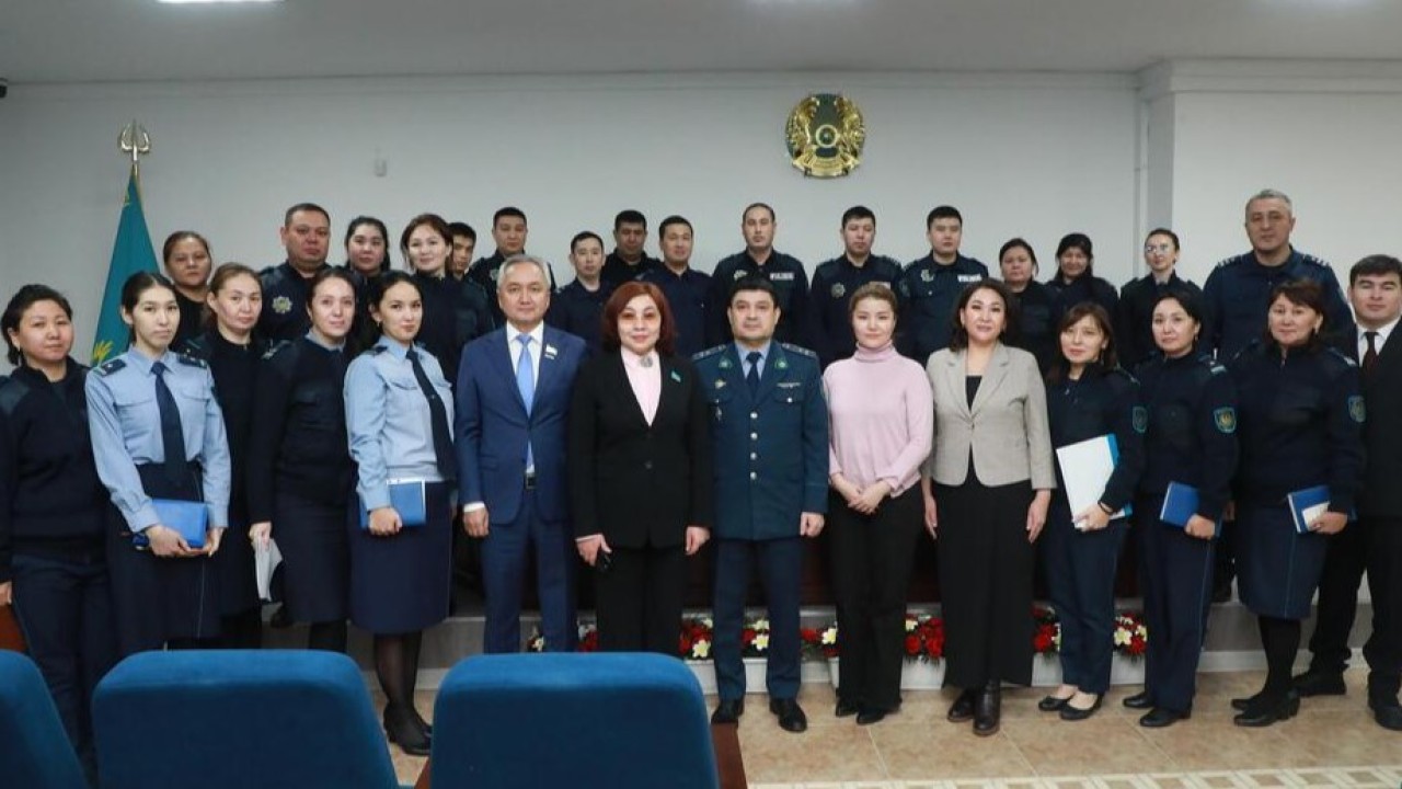 Сенатор Бибигүл Жексенбай Сарыарқа ауданы полициясының жеке құрамымен кездесті