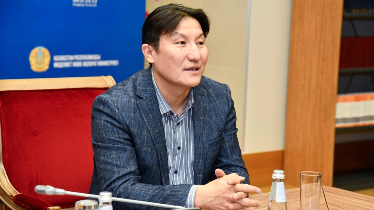 «Шыңғыс хан рөлін сомдадым»: театр актері Жанқалдыбек Төленбаев 2025 жылғы жаңалықтарын айтты