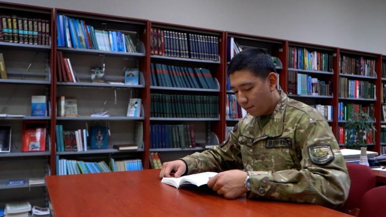 Ұлттық қорғаныс университетінде полиглот сарбаз қызмет етеді