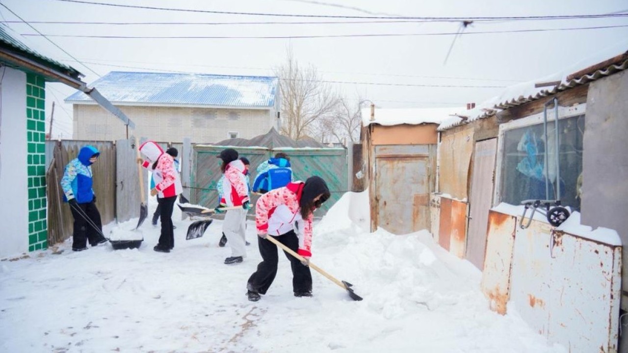 Елордалық волонтерлер жалғыз тұратын қариялардың ауласын қардан тазартып, қолғабыс етті