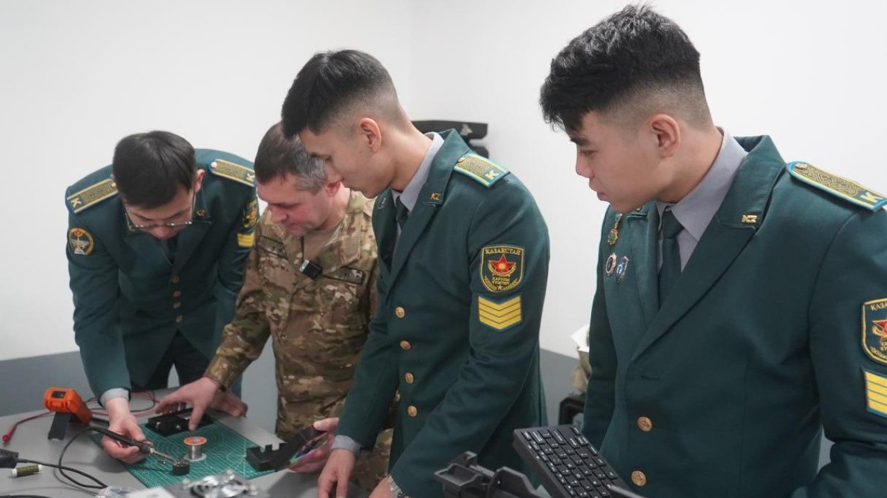 Авиациялық қауіпсіздік, тұрақты байланыс және қашықтан басқару: әскери курсанттар оқу-инженерлік жобалар әзірлеп жатыр