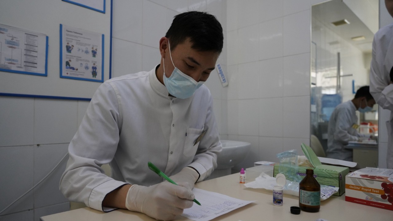 2026 жылы медицина қызметкерлерінің еңбек ақысы көтеріледі және құқықтық қорғалуы күшейтіледі