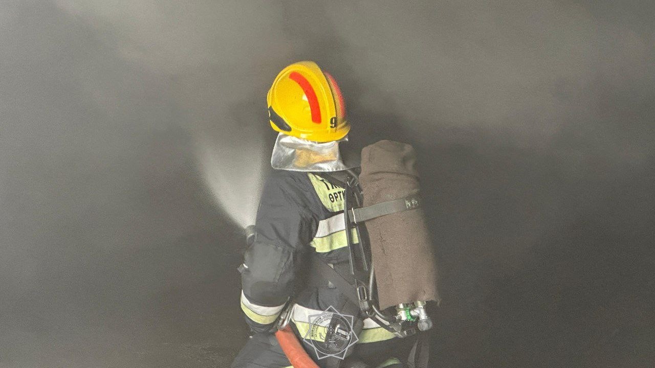 Елордалық өрт сөндірушілер қоймадан шыққан өртті сөндіріп жатыр