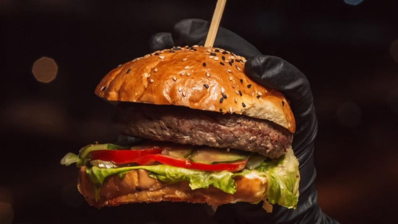 Дүкеннен гамбургер алған 12 оқушы уланды: сотта сатушыға айыппұл салынды