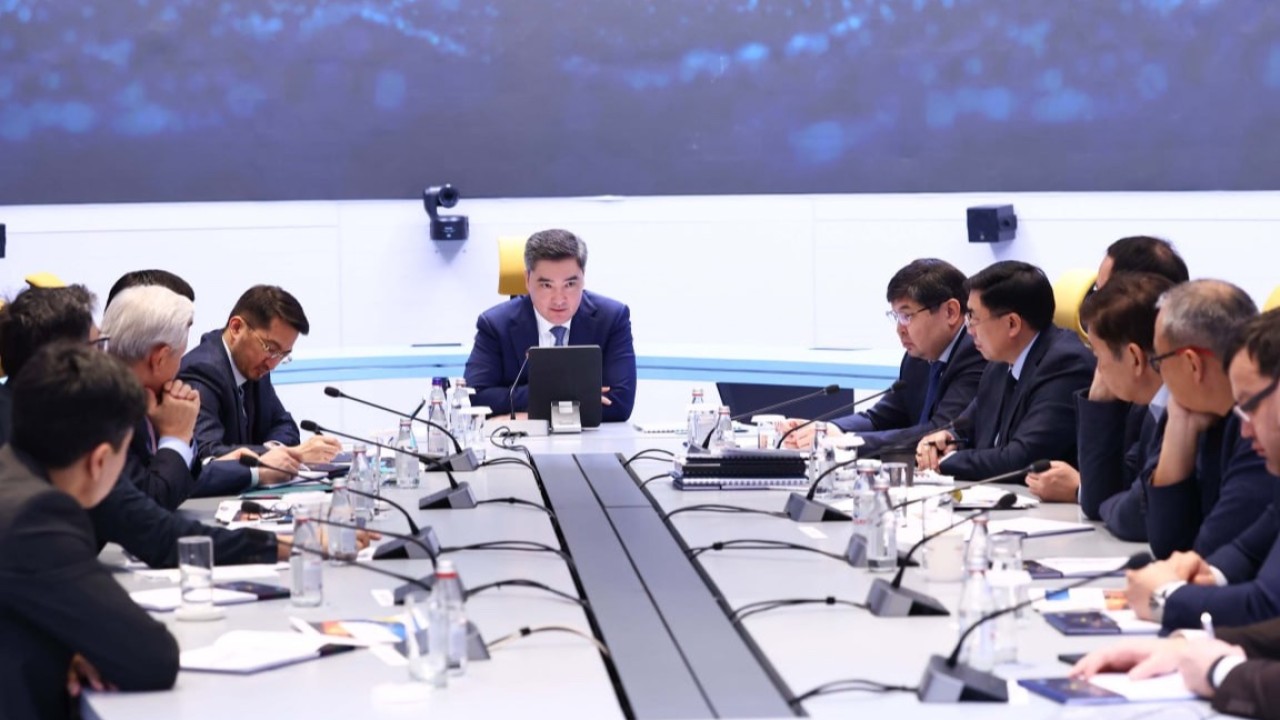 Олжас Бектенов сарапшылармен экономиканы дамыту мәселелерін талқылады