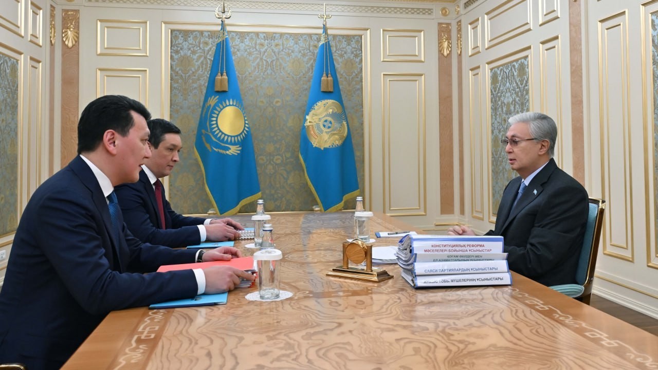 Мемлекет басшысы конституциялық реформаға қатысты түсіп жатқан ұсыныстармен танысты