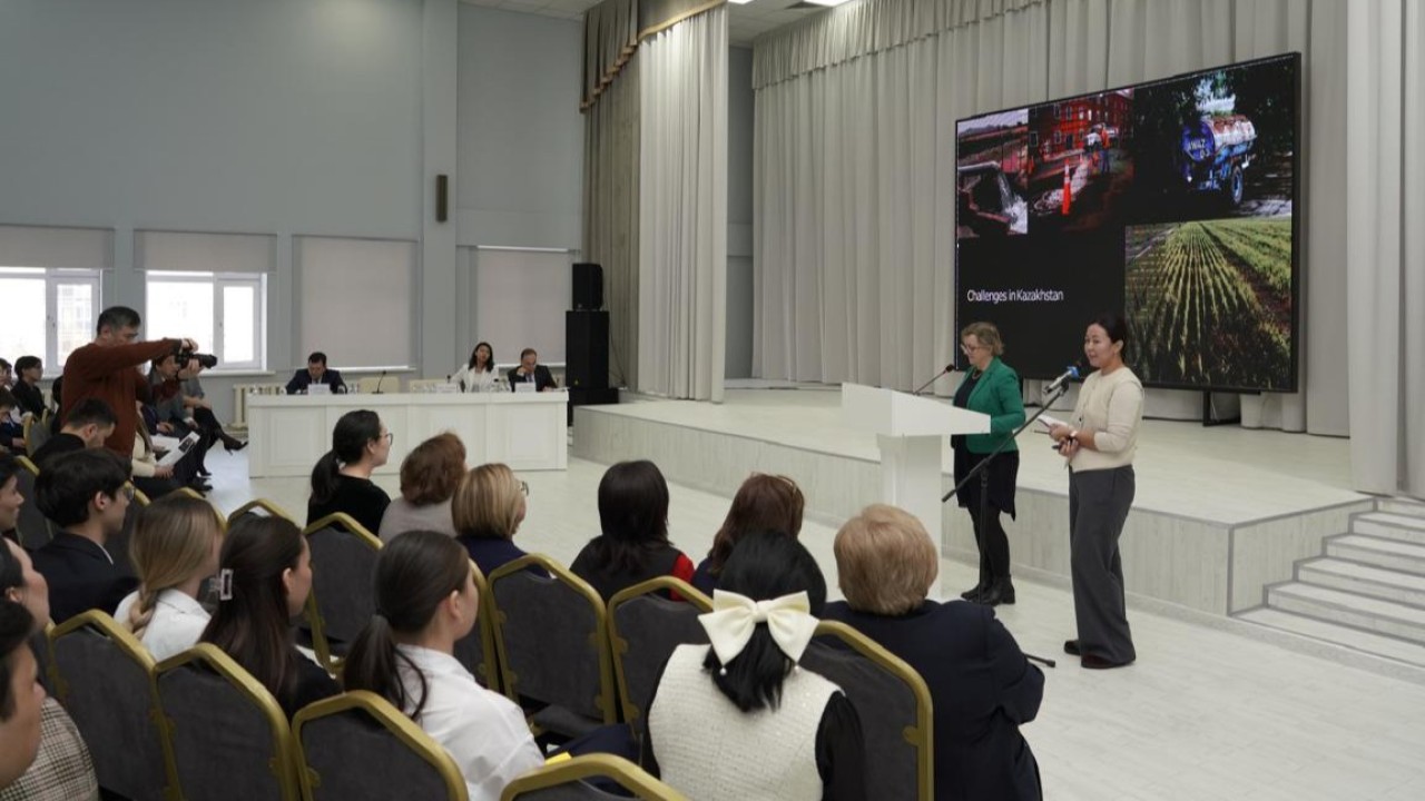 Астаналық оқушылар суды үнемдеу эко-акциясына қатысып жатыр