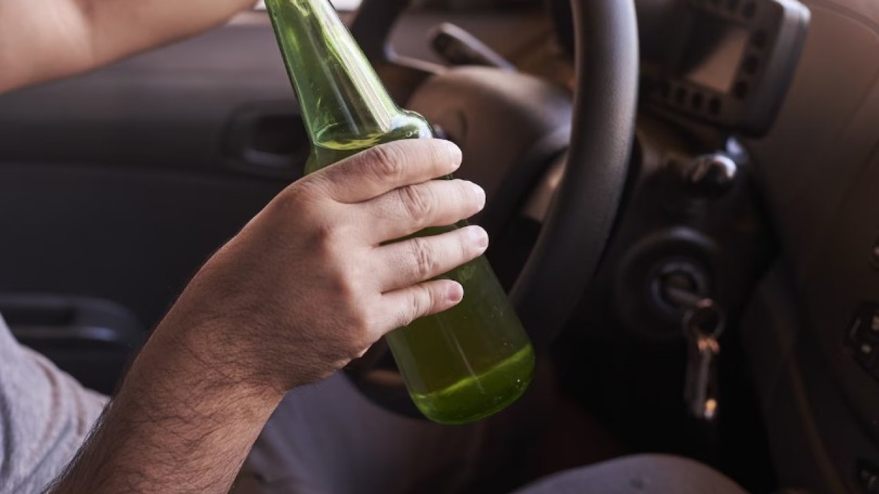 Ақтауда мас күйде рульде отырып үш көлікті соққан ресейлік 20 тәулікке қамалды