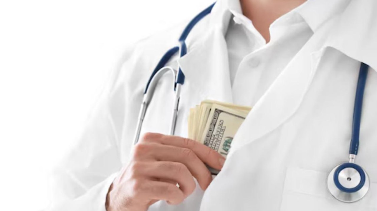 Медициналық қызметтерді көрсетпей қор қаражатынан 682 млн теңге иемденген клиника басшысы қамауға алынды