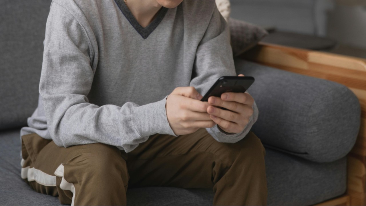 Tinder-де қыздың атынан жалған парақша ашқан алаяқ танысын 4 млн теңгеге алдаған