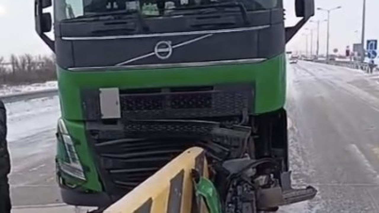 Астана – Щучинск автожолында жүк көлігі қоршауға соғылды (ВИДЕО)