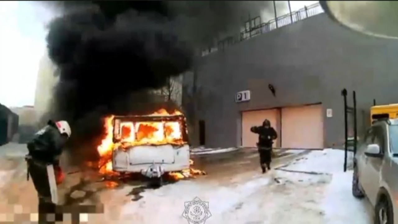 Астаналық құтқарушылар өрттен екі газ баллонын алып шықты (ВИДЕО)