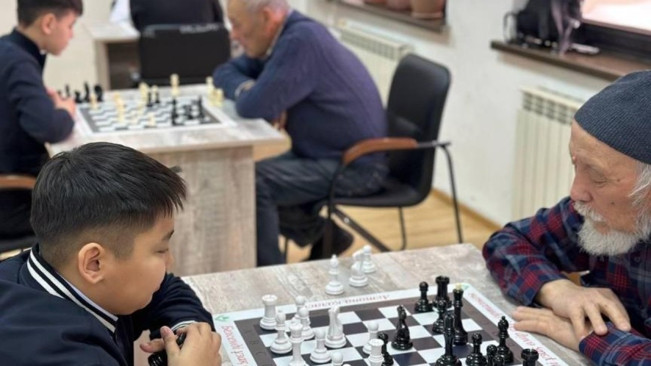 Астаналық зейнеткерлер мен оқушылар арасында шахматтан турнир өтті