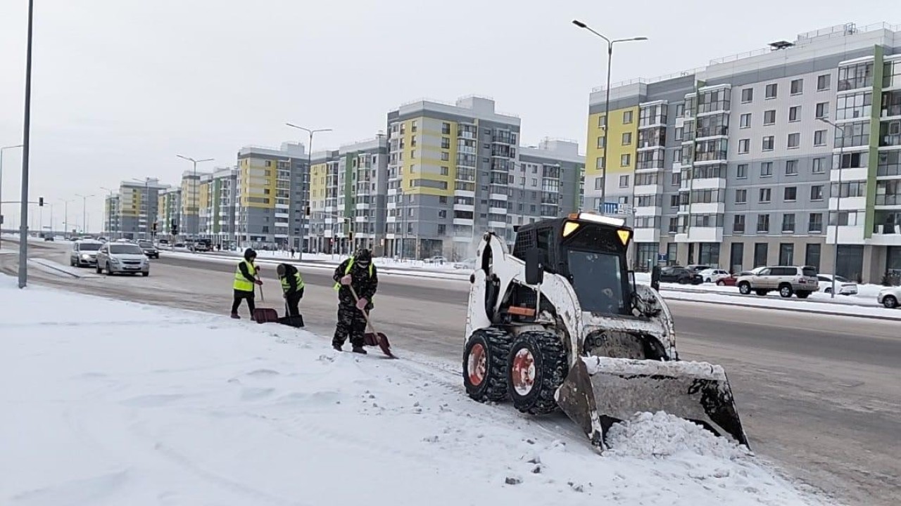 Астанада үш мыңнан астам адам қар күреуге шықты